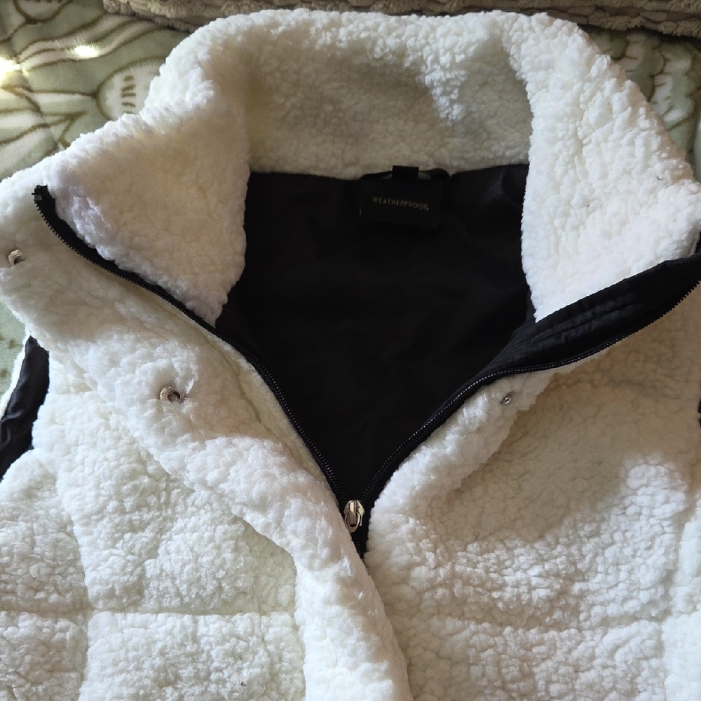 Weatherproof White and Black Sherpa Vest - Picture 3 of 13